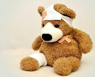 受伤的小熊玩偶