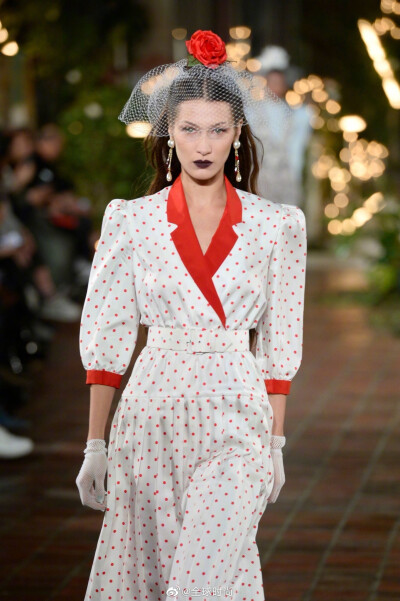 #Bella Hadid# 为Rodarte FW20 走秀并开秀，红白波点裙也太好看了吧！头戴红花的贝拉像个外酷内甜的拽拽公主～