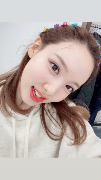 林娜琏 Na Yeon
女子演唱组合TWICE成员