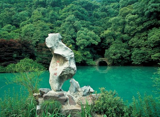 西湖胜景——九溪烟树
九溪，俗称“九溪十八涧”，十八涧系指细流之多。位于西湖西边鸡冠垅下。源发翁家山杨梅岭下，途汇清湾、宏法、唐家、小康、佛石、百丈、云栖、清头和方家九溪，曲折隐忽，流入钱江。
1947年，著名地质学家李四光两次到九溪作冰川考察，发现古代冰川遗迹，认为距今二三百万年前第四纪时，杭州西湖尚为一片冰雪世界，当时下龙井是一处储水盘谷，承受大量冰雪，经九溪十八涧东南流出，形成九溪十八涧峻险地段。民国期间，九溪十八涧一带有二、三私家茶庄，卖茶水并供应西湖藕粉、桂花糖等。茶庄所备桌椅不多，春秋佳日，游客以涧边石块权充桌椅。1975年以后，园林部门分4期改造和新建九溪菜馆、茶室、接待室；整理山林环境，疏浚泉池，筑水坝，架画桥，布蹬道，造亭子，扩大游览面积。