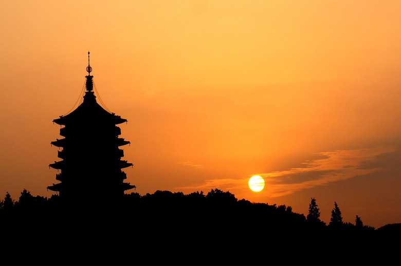 西湖胜景——雷锋夕照
“雷峰夕照”位于浙江省杭州市西湖湖南、净慈寺前的夕照山上，西湖十景之七，因晚霞镀塔，佛光普照而闻名。雷峰塔建于五代（975），是吴越国王钱弘俶为庆祝黄妃得子而建，初名黄妃塔。
雷峰塔之所以远近闻名，与民间传说《白蛇传》有很大的关系。相传，法海和尚曾将白娘子镇压在塔下，并咒语：‘若要雷峰塔倒，除非西湖水干。’