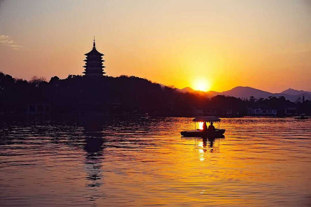 西湖胜景——雷锋夕照
“雷峰夕照”位于浙江省杭州市西湖湖南、净慈寺前的夕照山上，西湖十景之七，因晚霞镀塔，佛光普照而闻名。雷峰塔建于五代（975），是吴越国王钱弘俶为庆祝黄妃得子而建，初名黄妃塔。
雷峰塔之所以远近闻名，与民间传说《白蛇传》有很大的关系。相传，法海和尚曾将白娘子镇压在塔下，并咒语：‘若要雷峰塔倒，除非西湖水干。’