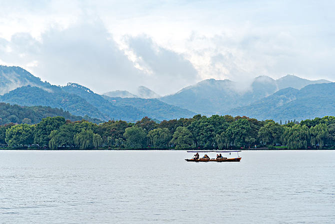 西湖胜景——双峰插云
由西湖西部群山中的南、北两座高峰，以及西湖西北角洪春桥畔的观景点构成，以观赏西湖周边群山云雾缭绕的景观为主题。
西湖南北高峰在唐宋时各有塔一座，在春、秋晴朗之日远望两峰，可见遥相对峙的双塔巍然耸立，气势非凡。每当云雾弥漫，塔尖于云中时隐时显，恍若云天佛国。