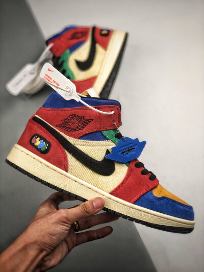 Blue The Great x Air Jordan 1 Mid
“多彩拼接” AJ1乔1代中帮系列
这款配色出自洛杉矶的艺术家 Blue the Great 之手，鞋面色彩颇为丰富，涵盖红、黄、蓝、白等超多配色，但呈现的效果并不会过于缭乱，同时表达 Bl…