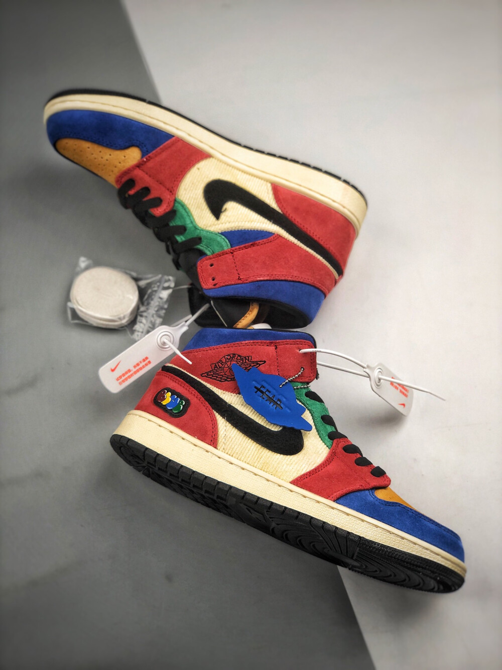 Blue The Great x Air Jordan 1 Mid
“多彩拼接” AJ1乔1代中帮系列
这款配色出自洛杉矶的艺术家 Blue the Great 之手，鞋面色彩颇为丰富，涵盖红、黄、蓝、白等超多配色，但呈现的效果并不会过于缭乱，同时表达 Blue the Great 对于 Air Jordan 1 的喜爱之情。
官方货号：CU2805-100
SIZE：36 36.5 37 38 38.5 39 40 40.5 41 42 42.5 43 44 44.5 45 46