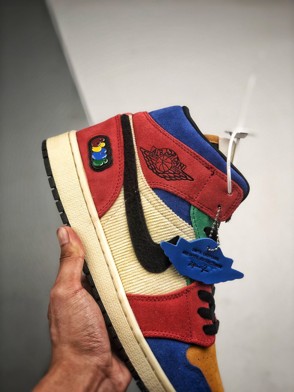 Blue The Great x Air Jordan 1 Mid
“多彩拼接” AJ1乔1代中帮系列
这款配色出自洛杉矶的艺术家 Blue the Great 之手，鞋面色彩颇为丰富，涵盖红、黄、蓝、白等超多配色，但呈现的效果并不会过于缭乱，同时表达 Blue the Great 对于 Air Jordan 1 的喜爱之情。
官方货号：CU2805-100
SIZE：36 36.5 37 38 38.5 39 40 40.5 41 42 42.5 43 44 44.5 45 46