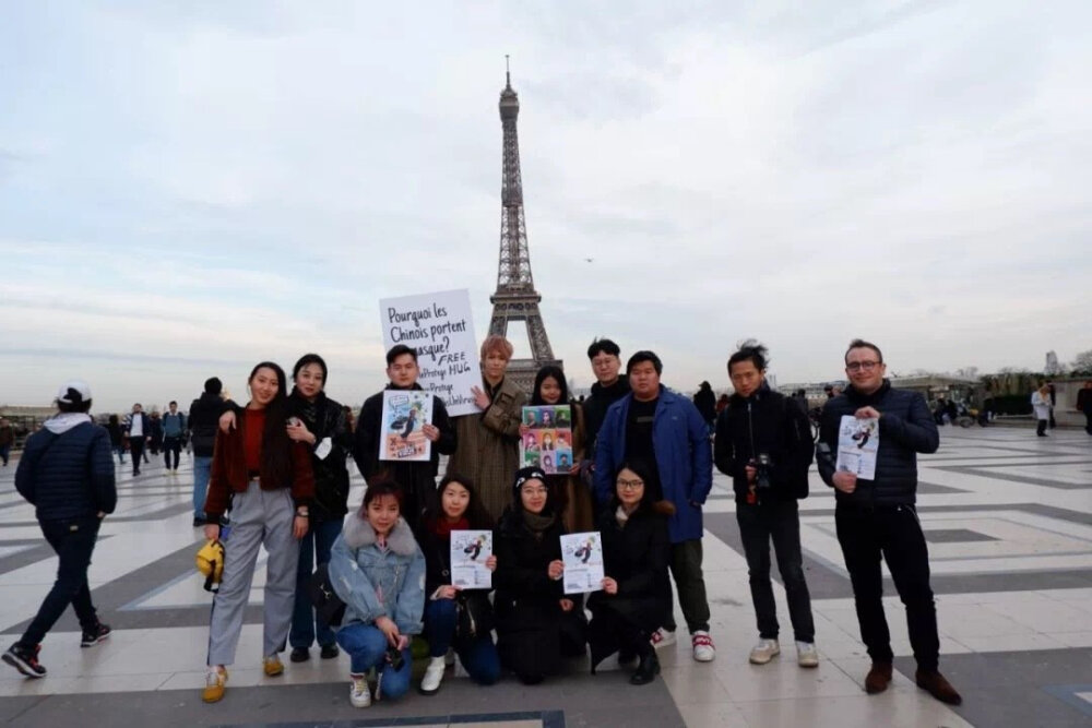 岳岳在巴黎旅行的时候，碰到了戴口罩举展板的志愿活动，他拥抱了志愿者，并带起口罩和他们一起站立到最后【2020抗击新型冠状病毒】