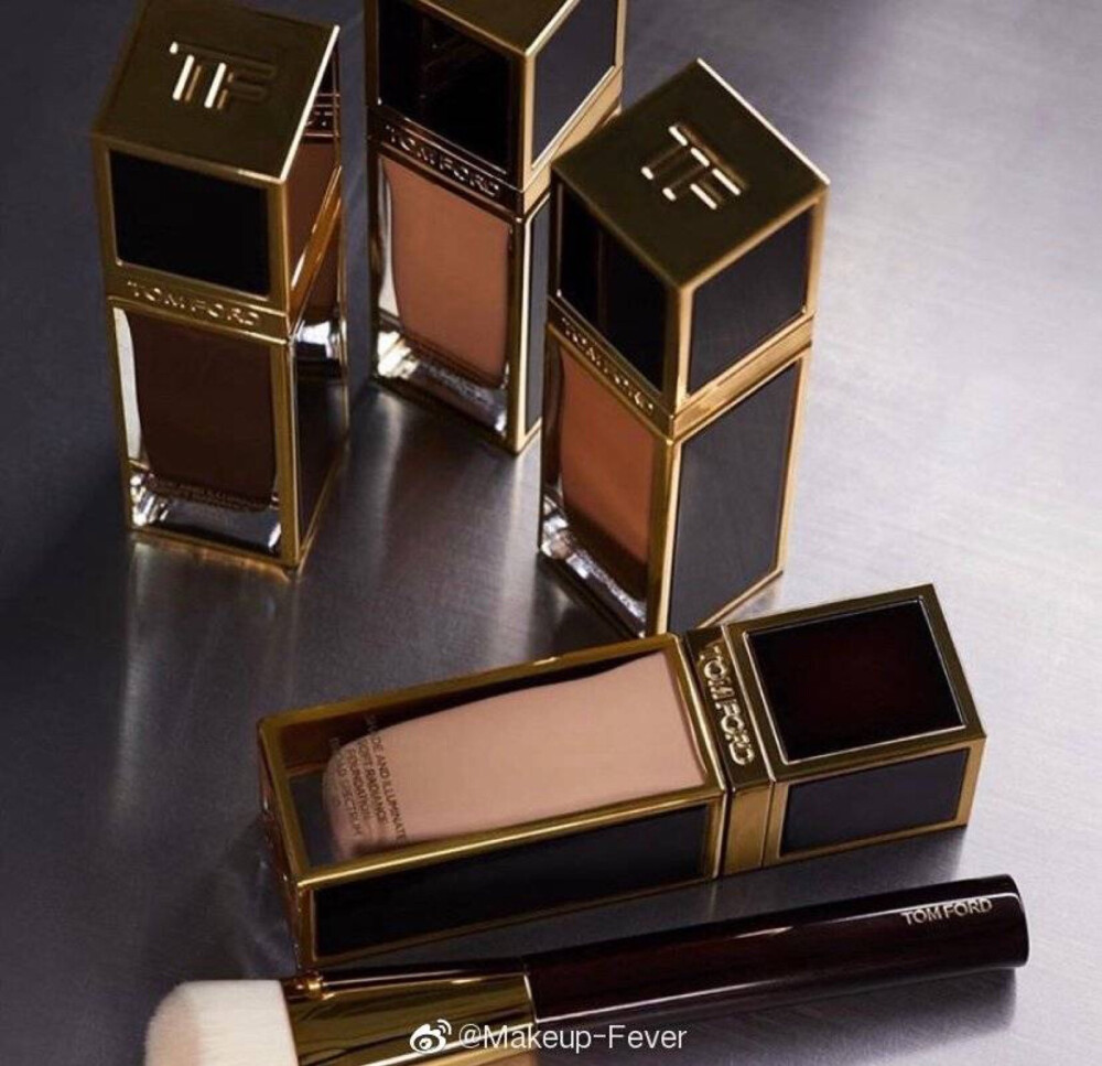 粉底 | Tom Ford Shade Illuminate Soft Radiance Foundation，TF推出2020年新款粉底液，定价150美金，凭实力入围贵妇底妆榜单！黑金包装自带奢侈感，粉底主打水润柔光妆感，专业级别的遮瑕效果和SPF50+++的高防晒系数，还有水润透明质酸等养肤成分，一共四十款色号选择，适合每个人不同肤色，但是不适合我的钱包[摊手]