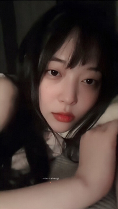 崔雪莉（Sulli、최진리，1994年3月29日—2019年10月14日），出生于韩国釜山，韩国女歌手、演员、主持人，毕业于首尔表演艺术中学。