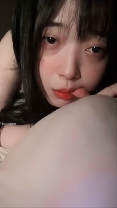 崔雪莉（Sulli、최진리，1994年3月29日—2019年10月14日），出生于韩国釜山，韩国女歌手、演员、主持人，毕业于首尔表演艺术中学。
