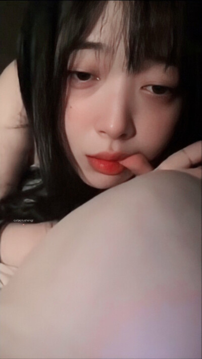 崔雪莉（Sulli、최진리，1994年3月29日—2019年10月14日），出生于韩国釜山，韩国女歌手、演员、主持人，毕业于首尔表演艺术中学。