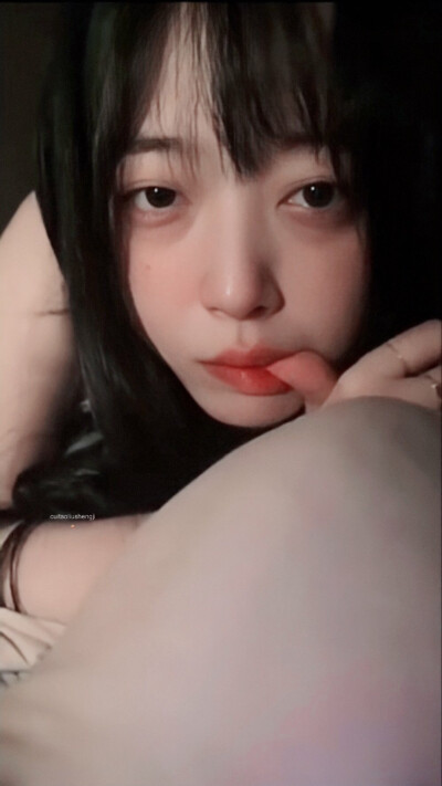崔雪莉（Sulli、최진리，1994年3月29日—2019年10月14日），出生于韩国釜山，韩国女歌手、演员、主持人，毕业于首尔表演艺术中学。