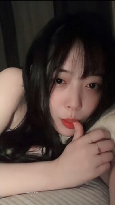 崔雪莉（Sulli、최진리，1994年3月29日—2019年10月14日），出生于韩国釜山，韩国女歌手、演员、主持人，毕业于首尔表演艺术中学。