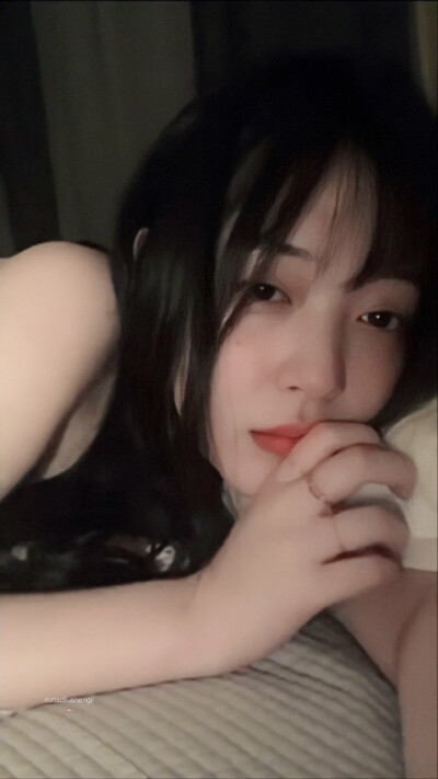 崔雪莉（Sulli、최진리，1994年3月29日—2019年10月14日），出生于韩国釜山，韩国女歌手、演员、主持人，毕业于首尔表演艺术中学。