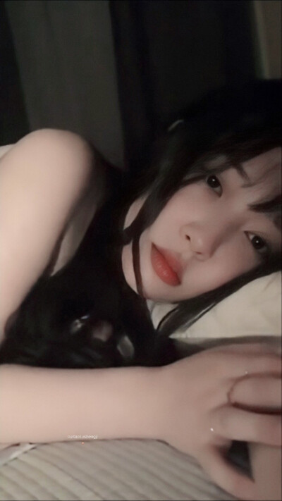 崔雪莉（Sulli、최진리，1994年3月29日—2019年10月14日），出生于韩国釜山，韩国女歌手、演员、主持人，毕业于首尔表演艺术中学。