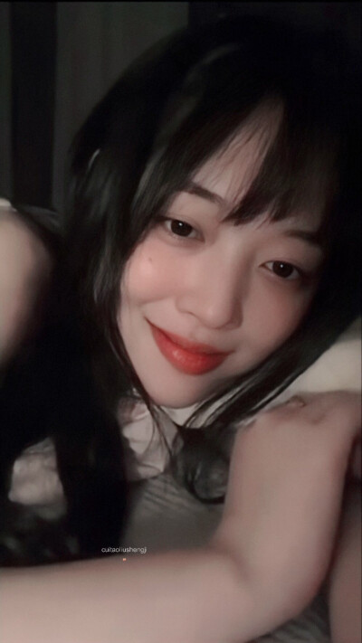 崔雪莉（Sulli、최진리，1994年3月29日—2019年10月14日），出生于韩国釜山，韩国女歌手、演员、主持人，毕业于首尔表演艺术中学。