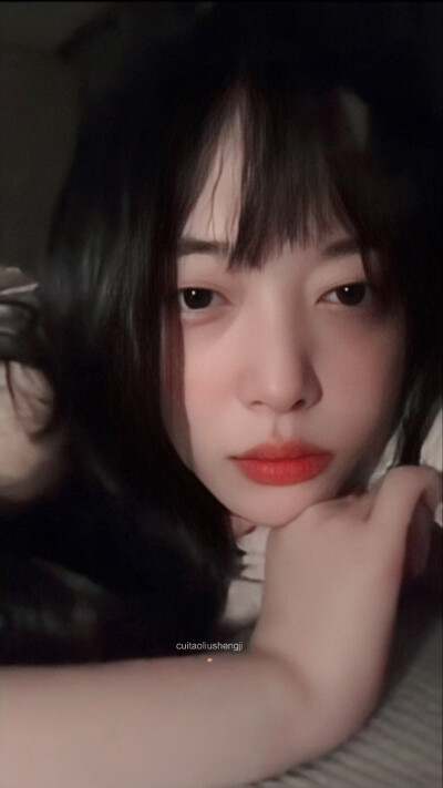 崔雪莉（Sulli、최진리，1994年3月29日—2019年10月14日），出生于韩国釜山，韩国女歌手、演员、主持人，毕业于首尔表演艺术中学。