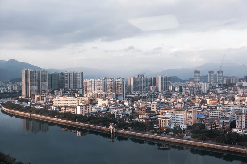 雨后初晴
一直一直暴雨之后神奇的雨中有点太阳
这个窗口实在太好看啦一天天的不重样
P2看我妙手回“春”家中独“苗”或许被我拍得颇有一枝红杏出墙来