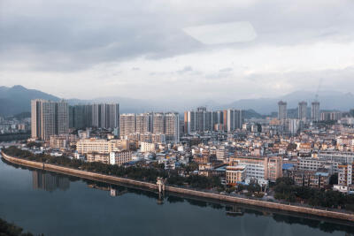 雨后初晴
一直一直暴雨之后神奇的雨中有点太阳
这个窗口实在太好看啦一天天的不重样
P2看我妙手回“春”家中独“苗”或许被我拍得颇有一枝红杏出墙来