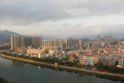 雨后初晴
一直一直暴雨之后神奇的雨中有点太阳
这个窗口实在太好看啦一天天的不重样
P2看我妙手回“春”家中独“苗”或许被我拍得颇有一枝红杏出墙来