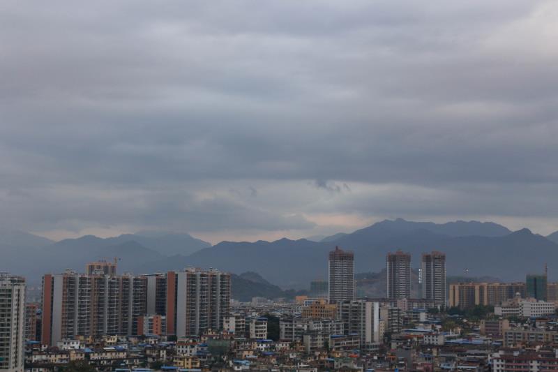 雨后初晴
一直一直暴雨之后神奇的雨中有点太阳
这个窗口实在太好看啦一天天的不重样
P2看我妙手回“春”家中独“苗”或许被我拍得颇有一枝红杏出墙来