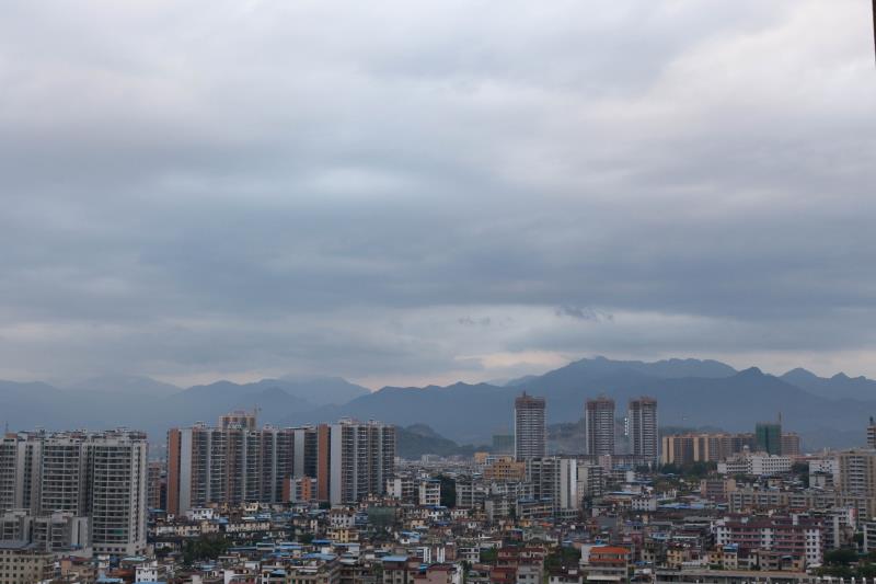 雨后初晴
一直一直暴雨之后神奇的雨中有点太阳
这个窗口实在太好看啦一天天的不重样
P2看我妙手回“春”家中独“苗”或许被我拍得颇有一枝红杏出墙来