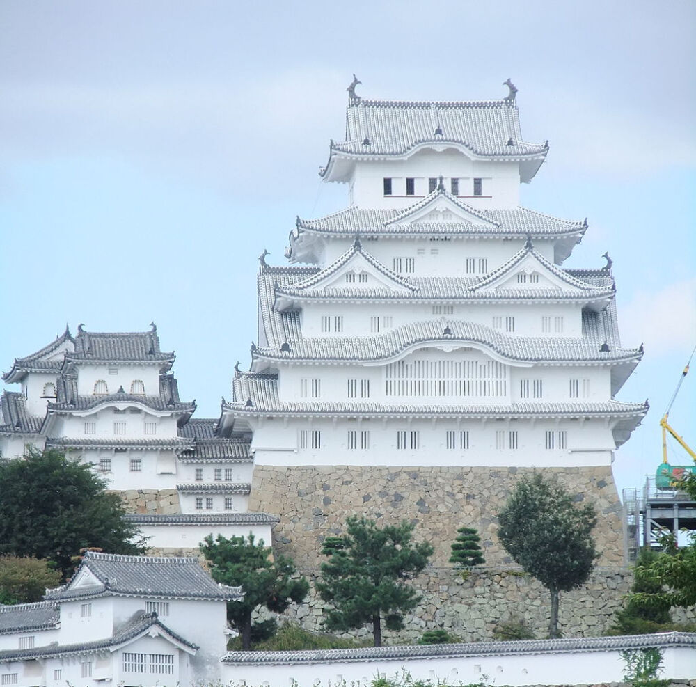 姬路城（ひめじじょう）是一座位于日本兵库县姬路市姬山（海拔45.6米）的古城堡，是该市主体象征，由于其白色的外墙和蜿蜒屋檐造型犹如展翅欲飞的白鹭，因而也被称为白鹭城，是世界文化遗产。姬路城和松山城、和歌山城合称日本三大连立式平山城，由于其保存度高，被称为“日本第一名城”。有很多时代剧和电影也在这里进行拍摄，或以姬路城作为已不复存在的江户城的象征。