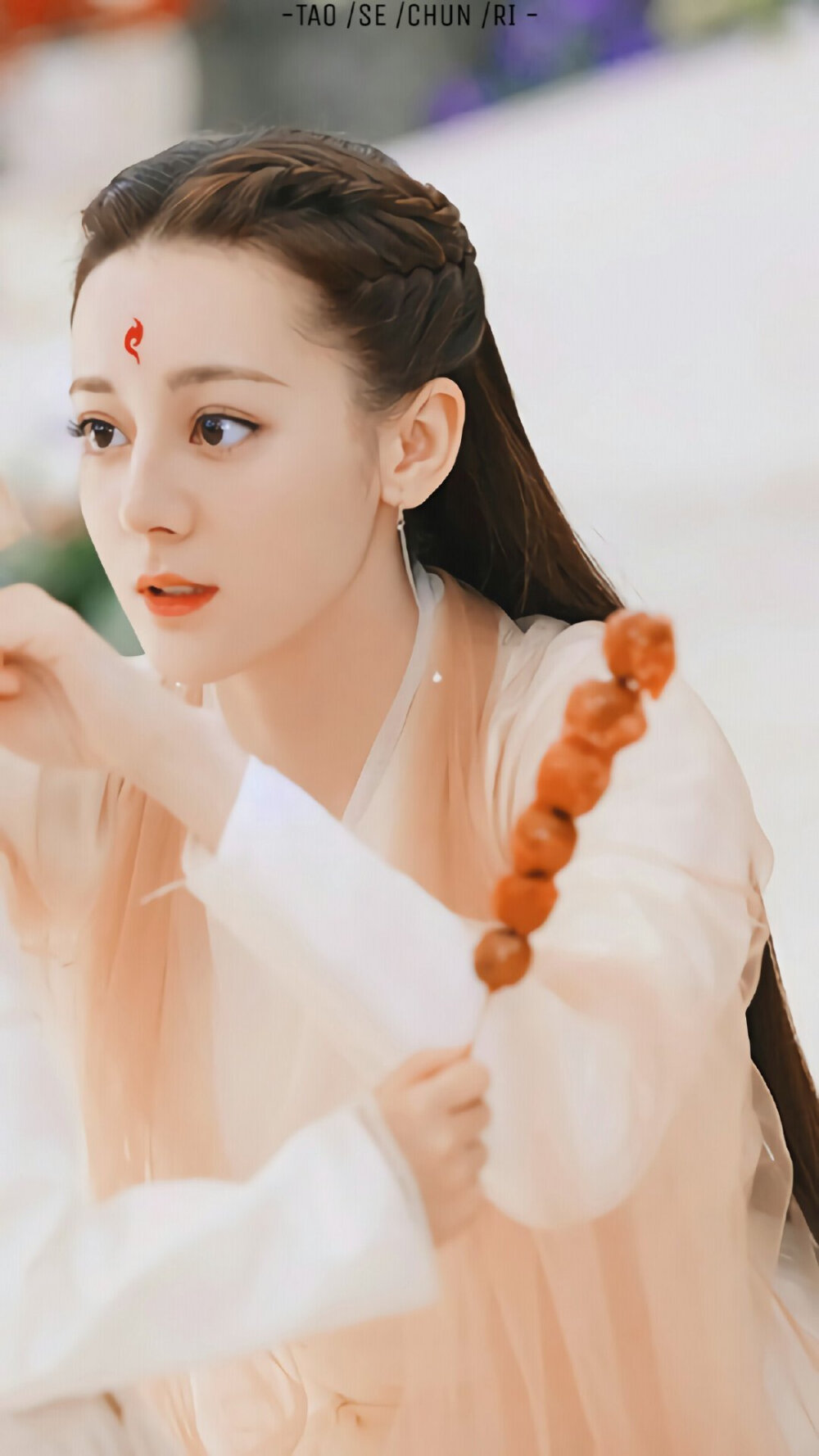 电视剧三生三世枕上书
魂牵梦萦人怅惘，温泉暖滑留余香；
相逢一遇娇羞至，淡净佳人出浴时。
世界很大，可是我们总会不期而遇。 ​​​