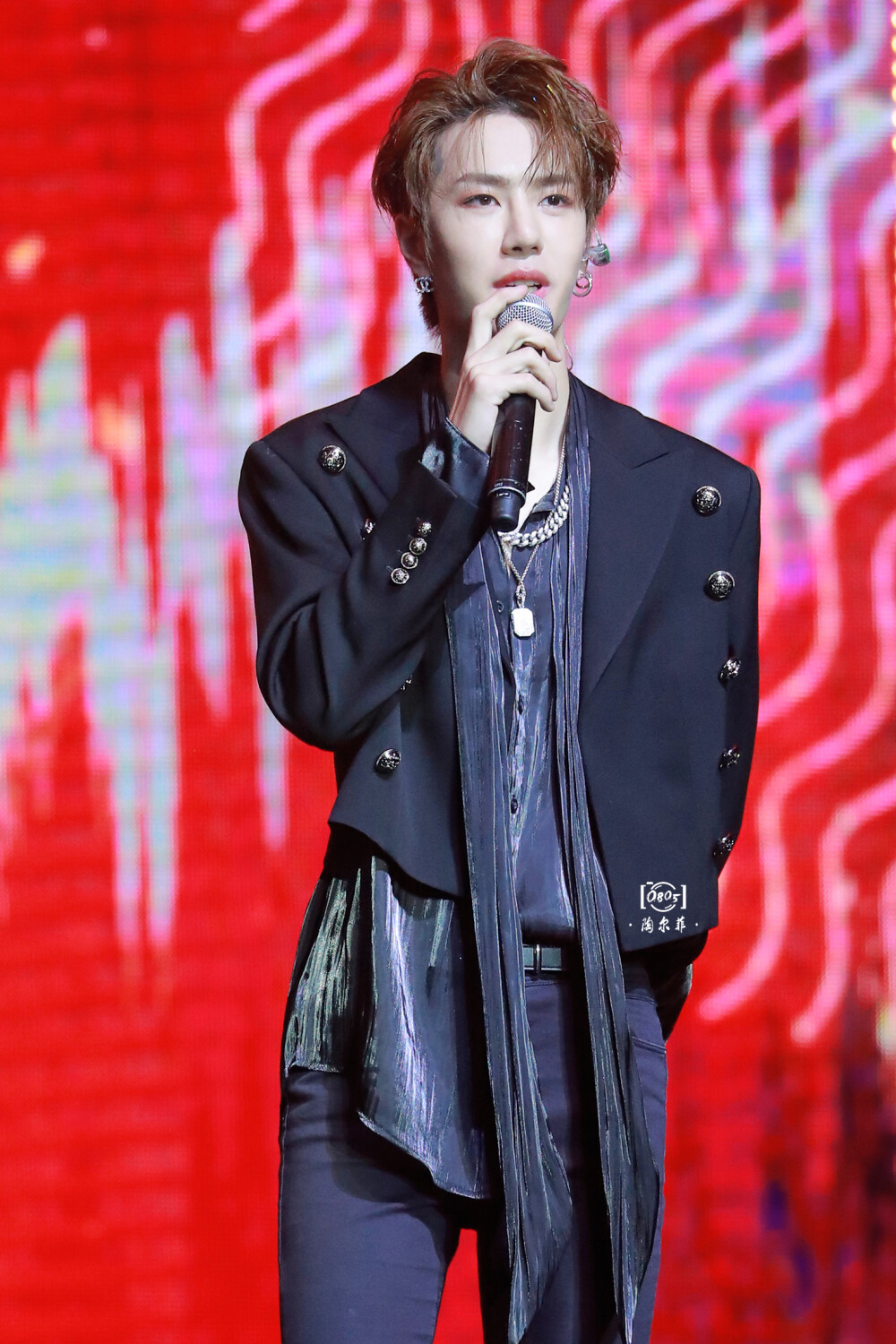 190602 澳门乐华家族十周年演唱会 @uniq-王一博 cr:logo