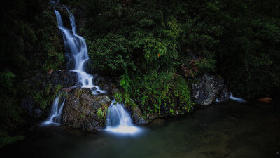 白云卧山巅，流水洗山川。客在此居住，清净能坐禅。