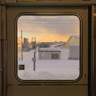 列车窗外的雪景♡