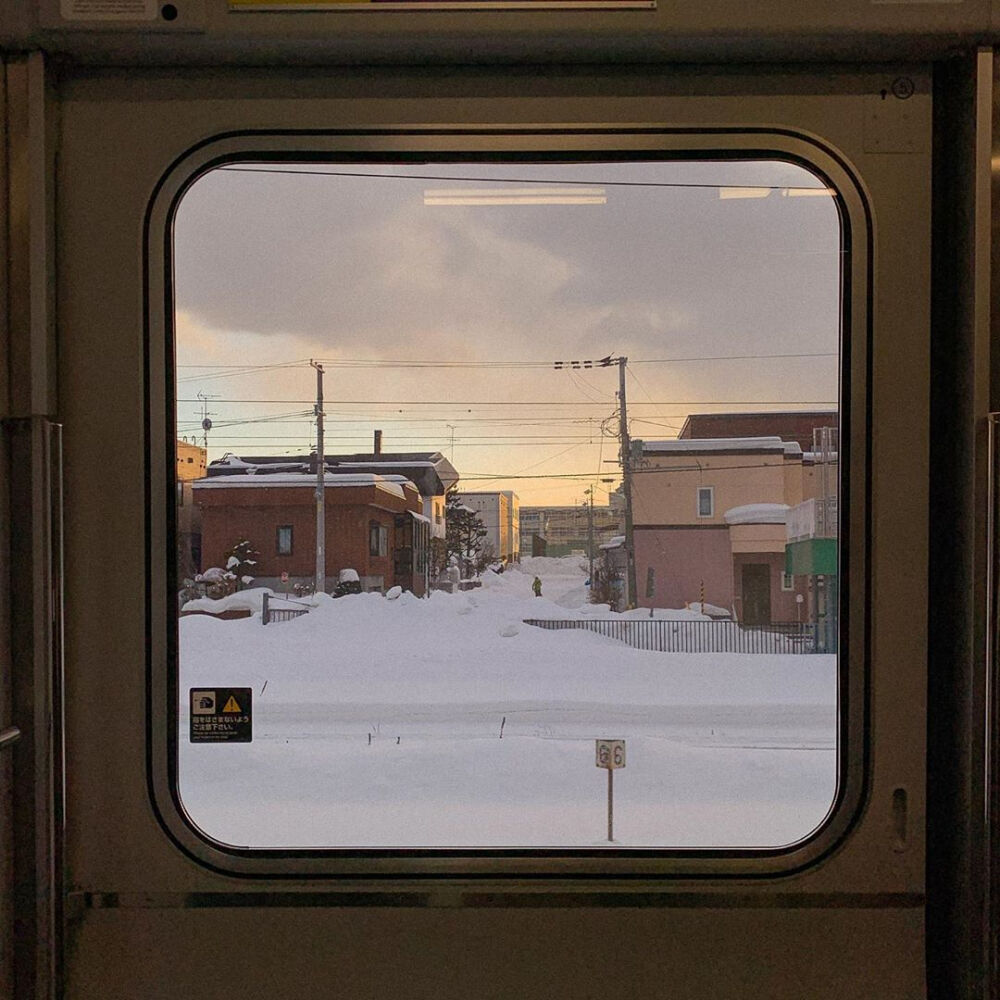 列车窗外的雪景♡