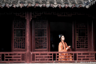 #苏州约拍#
【独居】
深闭柴门长不出，功夫自课少闲时。
到头归向青山是，尘路茫茫欲告谁。
摄影/妆造/后期：@喻星喻星
出境：@-金儿er
#苏州约拍##上海约拍##汉服商拍##汉服种草##无锡约拍##常州约拍##古风#