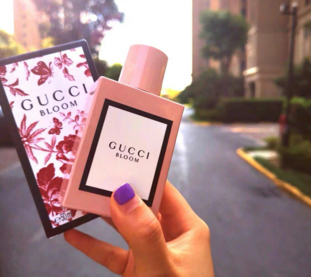 【Gucci】花悦绽放 情人节被送这款真的太幸福了，颜值真的不要太高，大概就是花园里的感觉，喜欢就买bloom是商业线的每个人闻的感觉都不一样，晚香玉开头檀香打底留香时间会很久大概半天之后就会出来那种胭脂的味道。