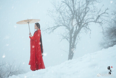 «将进酒»
高堂明镜悲白发，朝如青丝暮成雪
人生得意须尽欢，莫使金樽空对月
摄影/后期:@沈舒白_
出境:@一玟_
#仙服 汉服##汕头约拍##旧时光是个美人##我们的故事,只讲了一半##带着单反流浪##汉服##汉服摄影##汉…