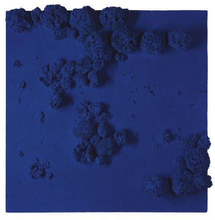 1960年，Klein为这种蓝色申请了专利，命名为“国际克莱因蓝”（International Klein Blue），简称IKB，它的RGB比值是0：47：167，即绝对之蓝。克莱因用34岁的短暂生命维系了这纯净梦幻的蓝色，安静的你值得为它驻足。