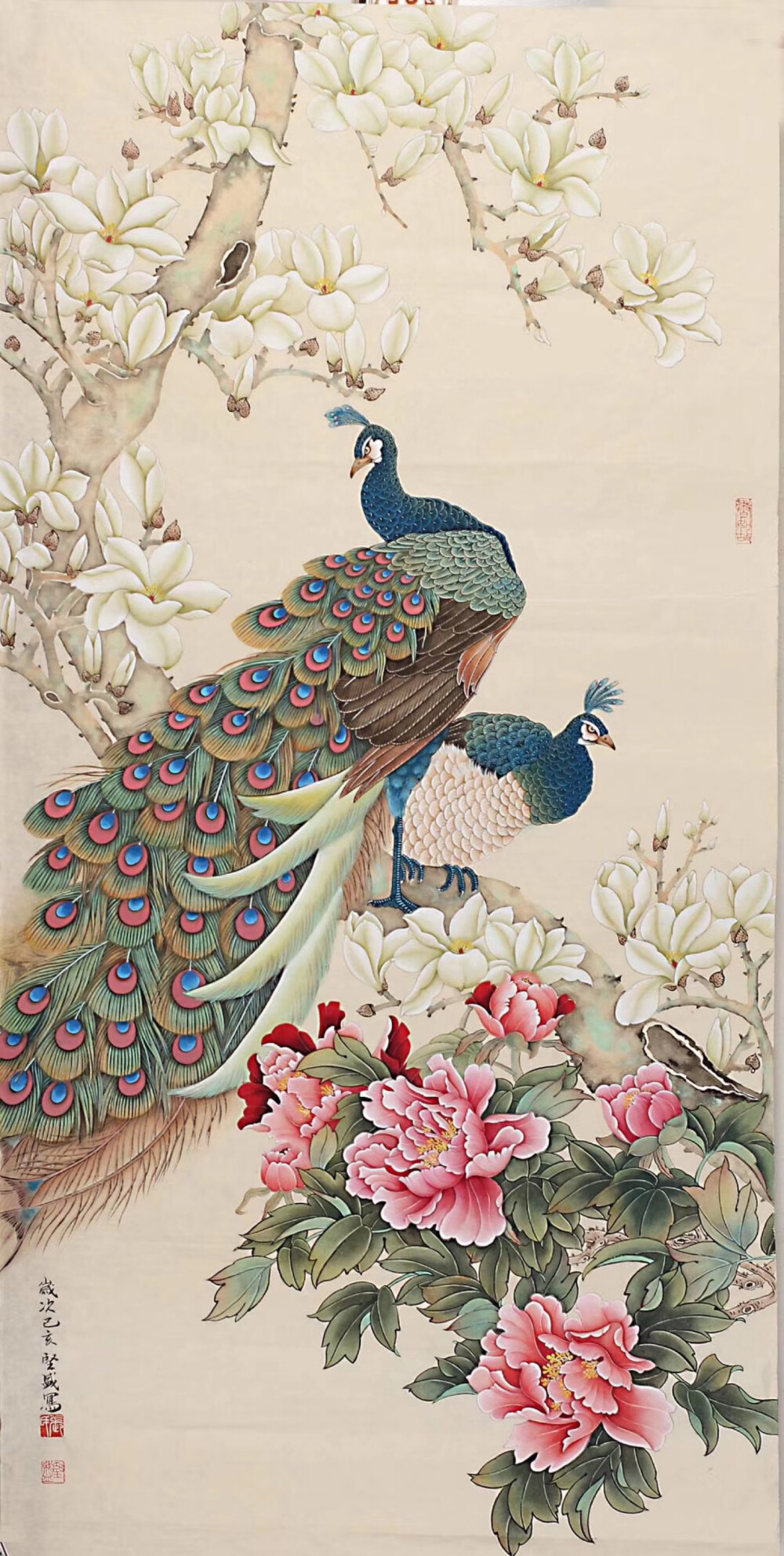 张坚盛聪慧好学，师法古今，遍览古今精品画作，吸取名家画风画技，融会贯通，结合自己的大胆创新，以传统笔墨为框架，绘制当代新概念中国画，开创出一片自己的艺术天地。他的作品，以花鸟、翎毛走兽为主，尤擅猛禽。作品笔墨、色彩精谨细腻，构图、立意新颖别致。
张坚盛的工笔花鸟画清新怡然，雅趣十足。他的作品着色清淡文雅，赋予清新的笔调，如沐浴春风。