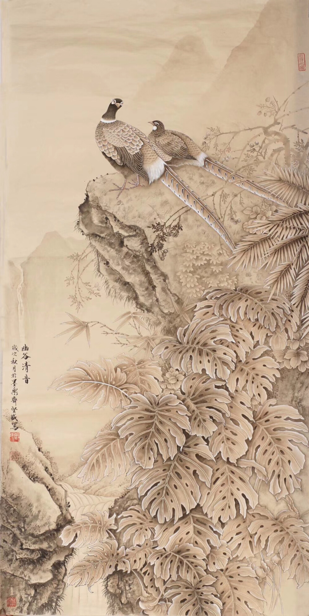 张坚盛聪慧好学，师法古今，遍览古今精品画作，吸取名家画风画技，融会贯通，结合自己的大胆创新，以传统笔墨为框架，绘制当代新概念中国画，开创出一片自己的艺术天地。他的作品，以花鸟、翎毛走兽为主，尤擅猛禽。作品笔墨、色彩精谨细腻，构图、立意新颖别致。
张坚盛的工笔花鸟画清新怡然，雅趣十足。他的作品着色清淡文雅，赋予清新的笔调，如沐浴春风。