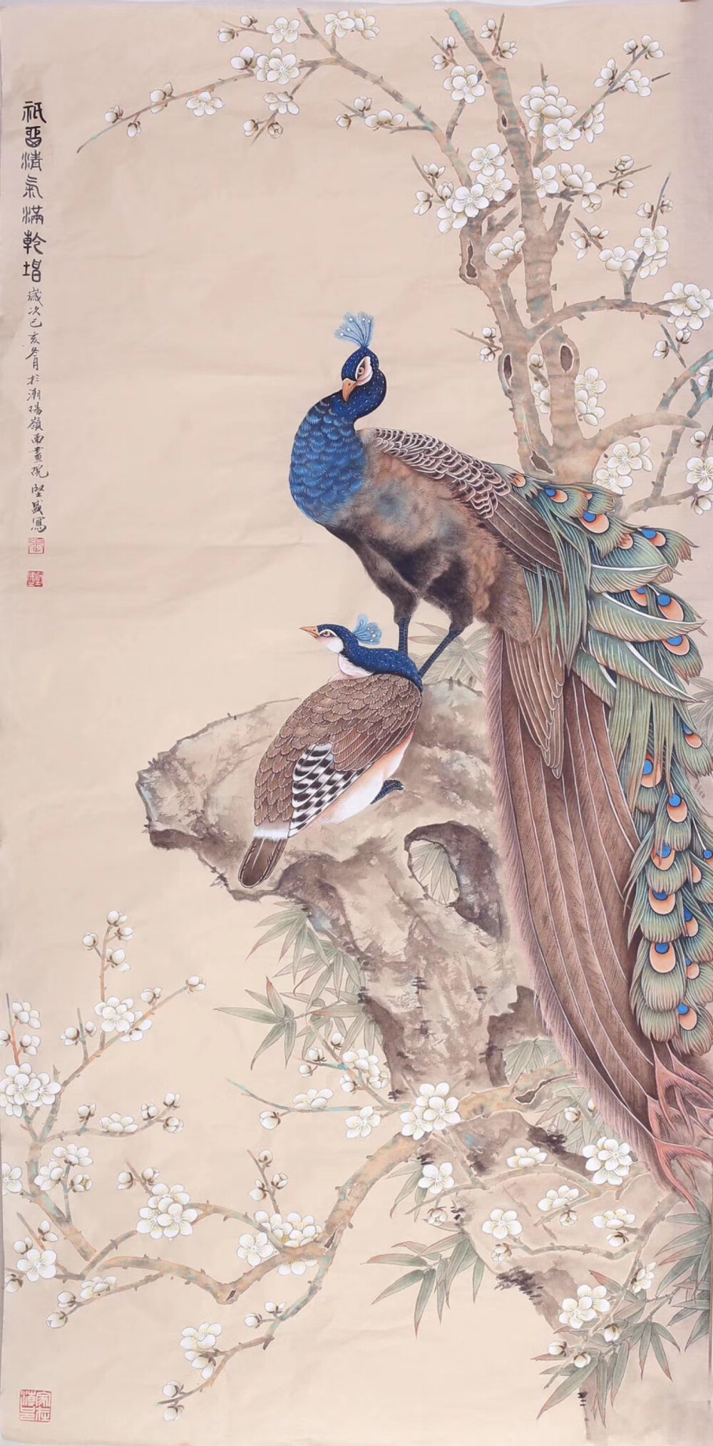 张坚盛聪慧好学，师法古今，遍览古今精品画作，吸取名家画风画技，融会贯通，结合自己的大胆创新，以传统笔墨为框架，绘制当代新概念中国画，开创出一片自己的艺术天地。他的作品，以花鸟、翎毛走兽为主，尤擅猛禽。作品笔墨、色彩精谨细腻，构图、立意新颖别致。
张坚盛的工笔花鸟画清新怡然，雅趣十足。他的作品着色清淡文雅，赋予清新的笔调，如沐浴春风。