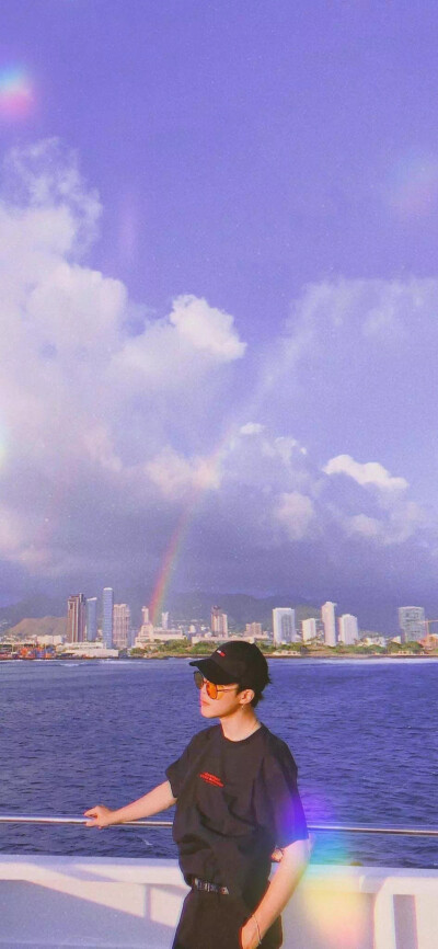 防弹少年团 朴智旻
旅行中的团子
一天中应该有25小时在点亮屏幕吧。