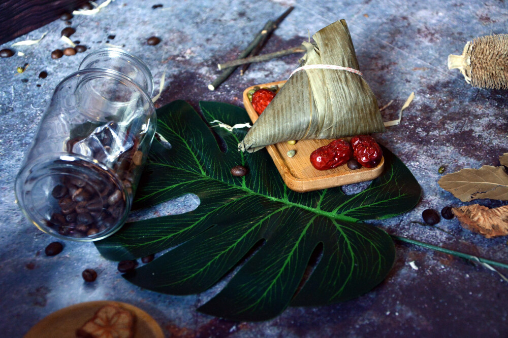 粽子 端午节 煮熟的 食物 食品 美味 甜的 中国食品 传统节日 中国节日 中国传统文化 中国传统美食 屈原 黏 软 江米 三角形 包装 叶子 竹叶 苇叶 静物 绿色 青色 糯米 枣 大枣 红枣 干枣 红色 滋补 咖啡豆 饮品 热饮 香醇 木托盘 蜡烛 香薰 枯枝 枯叶 玻璃瓶 芭蕉叶 玻璃瓶
