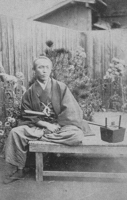 坂本龙马（さかもと りょうま，1836年1月3日-1867年12月10日），日本明治维新时代的维新志士，倒幕维新运动活动家，思想家。讳直阴（后改为直柔），于志士活动期间为了避人耳目曾使用假名“才谷梅太郎”。