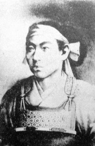 久坂玄瑞（くさか げんずい，1840-1864年），日本江户末期激进的尊王攘夷派志士。生于藩医之家。名通武，通称义助，号玄瑞，别号江月斋。就学于吉田松阴门下，是吉田松阴的出类拔萃的高足，与高杉晋作同称“松下村塾的双璧”。娶松阴之妹为妻。1891年赠正四位。