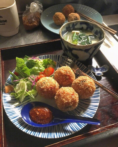 “再忙都要好好吃饭啊”
美食背景图壁纸头像