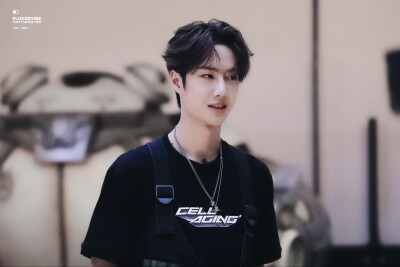 190727 王者荣耀体验展 @UNIQ-王一博 cr:logo