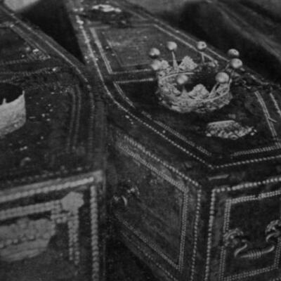 "他们打开了棺材，里面满是抓痕"