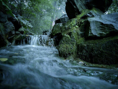 三间寺，水窗斜闭两声磬，林香暗结一夜雨，水落涤心