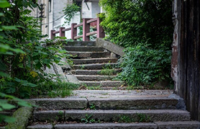 睡起静无事，茶香分外清。雨余飞燕重，风定落花轻。—— 陈寿祺《春晚即景用中表李越缦太常韵》