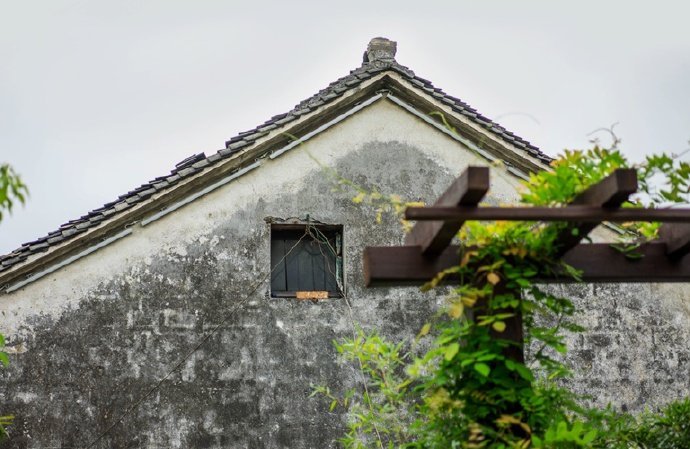 睡起静无事，茶香分外清。雨余飞燕重，风定落花轻。—— 陈寿祺《春晚即景用中表李越缦太常韵》