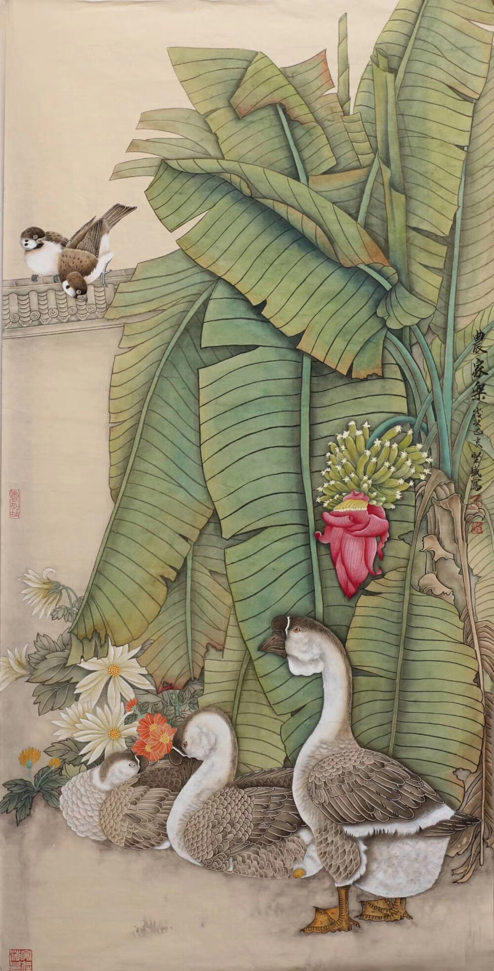 张坚盛聪慧好学，师法古今，遍览古今精品画作，吸取名家画风画技，融会贯通，结合自己的大胆创新，以传统笔墨为框架，绘制当代新概念中国画，开创出一片自己的艺术天地。他的作品，以花鸟、137187翎毛走兽48166为主，尤擅猛禽。作品笔墨、色彩精谨细腻，构图、立意新颖别致。
张坚盛的工笔花鸟画清新怡然，雅趣十足。他的作品着色清淡文雅，赋予清新的笔调，如沐浴春风。#艺惠藏# @艺惠藏13718748166